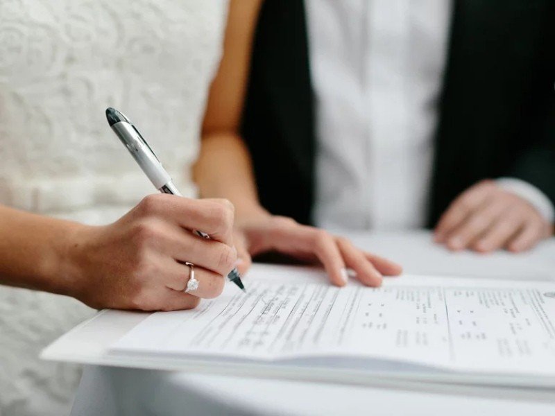 Mộng thấy đi đăng ký kết hôn không phải vợ mình
